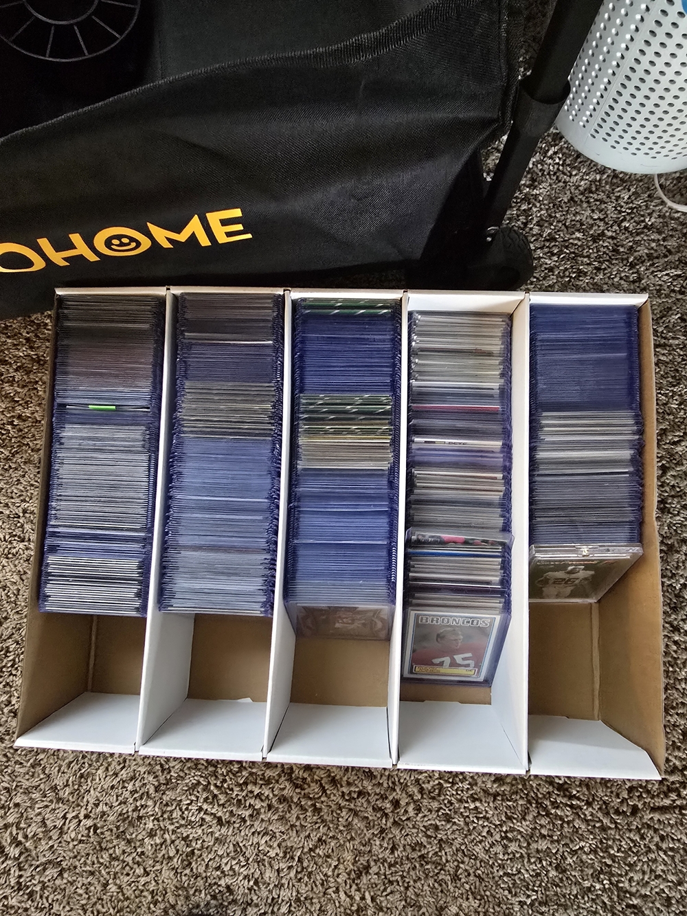 FOOTBALL TRADING CARDS LARGE LOT 700+ CARDS ALL IN PENNY SLEEVES AND TOPLOADERS